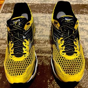 Mens Mizuno Wave Creation running shoes. Used for roughly 6 months.